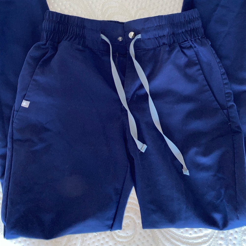 FIGS Navy scrub pants in size x-small